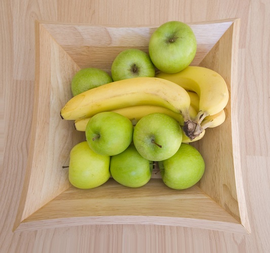 Banana and apples in a bowl 